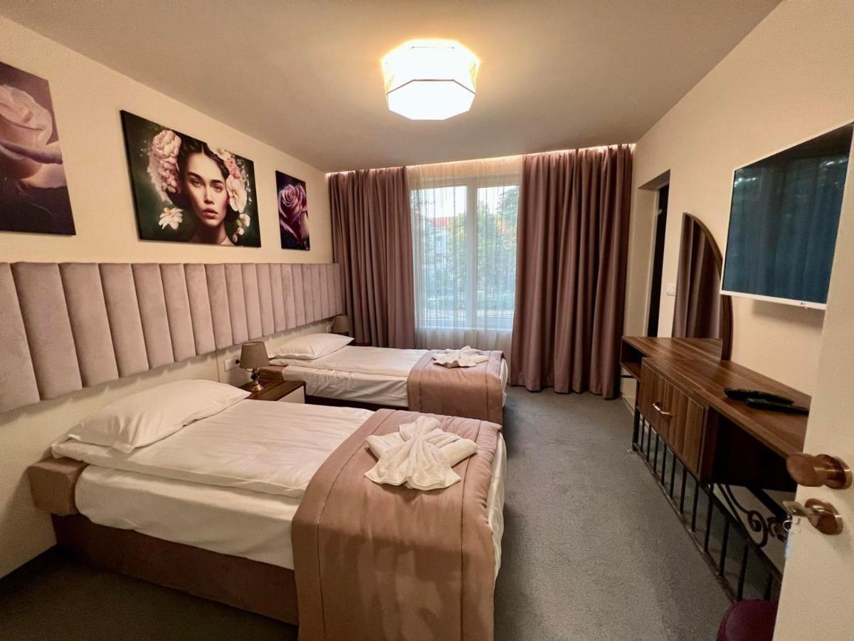 Floral Boutique Hotel Pleven Bagian luar foto