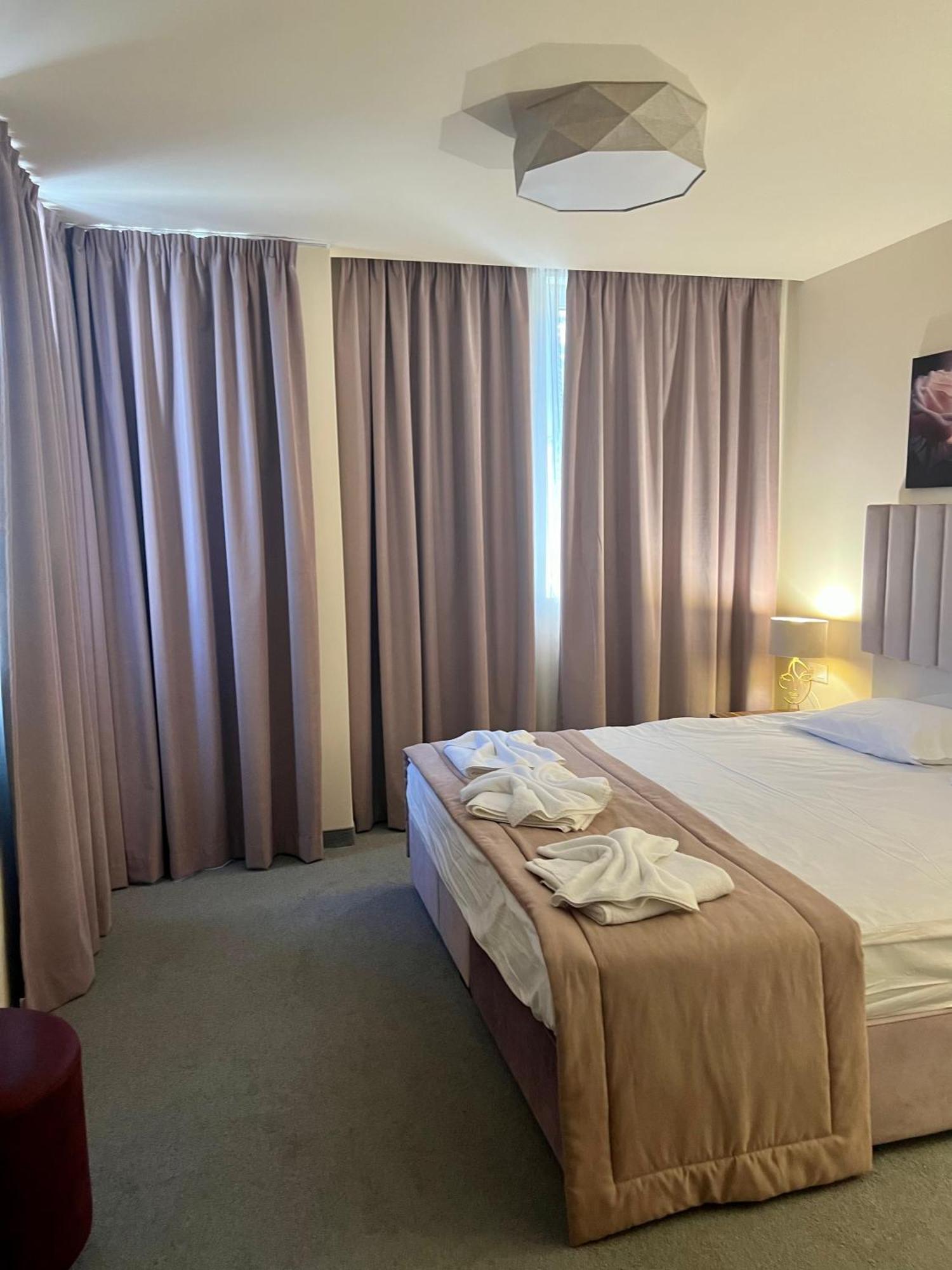 Floral Boutique Hotel Pleven Bagian luar foto