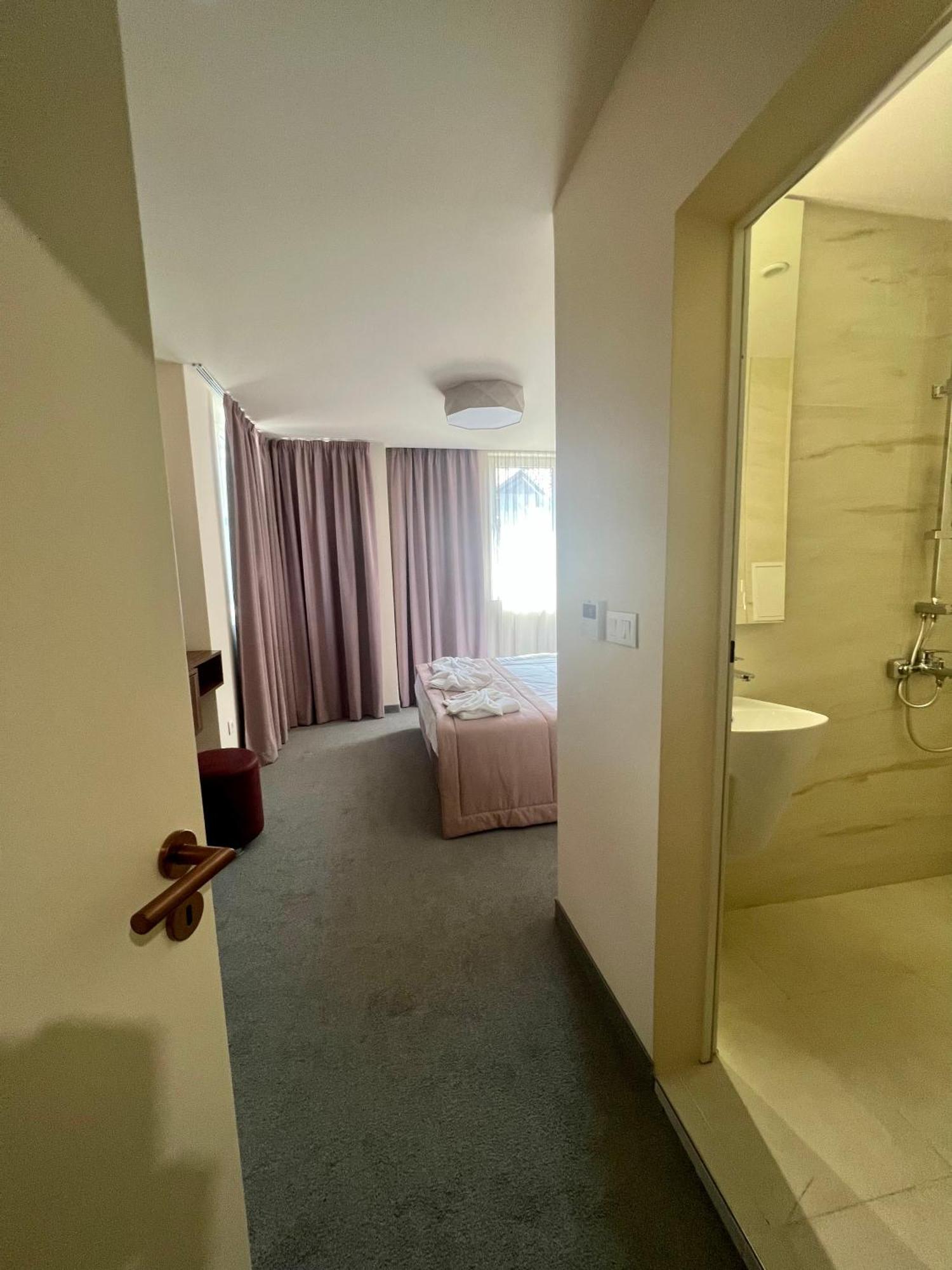 Floral Boutique Hotel Pleven Bagian luar foto
