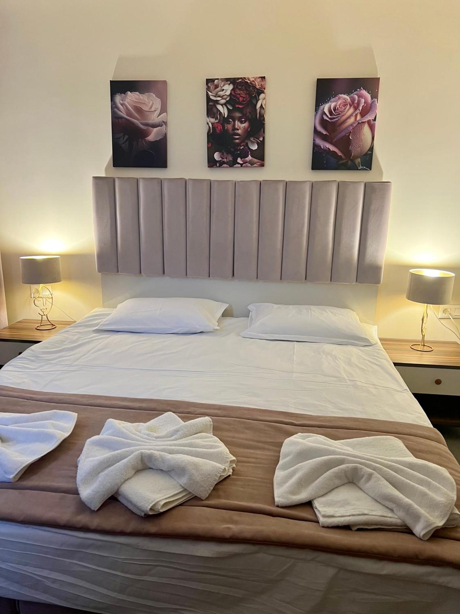 Floral Boutique Hotel Pleven Bagian luar foto